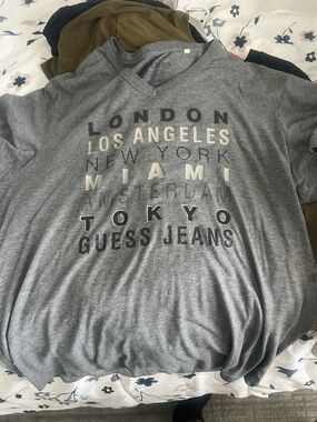 Mens Guess V neck tshiirt large